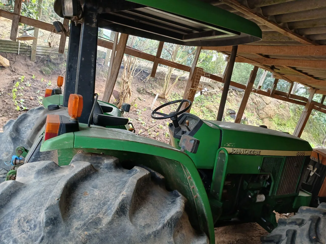 Trator John Deere 5600 equipado!